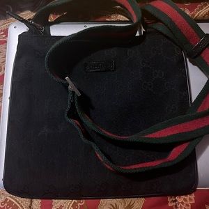 Vintage Gucci crossbody black with classic webbing